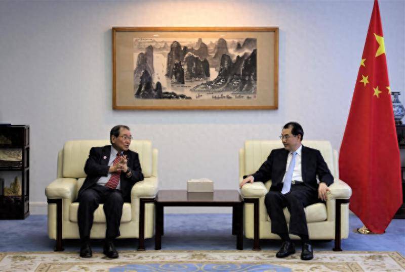 阿森纳足球
_反制升级后阿森纳足球
，日财阀紧急会见中方大使，希望中方高抬贵手，明年能顺利访华！