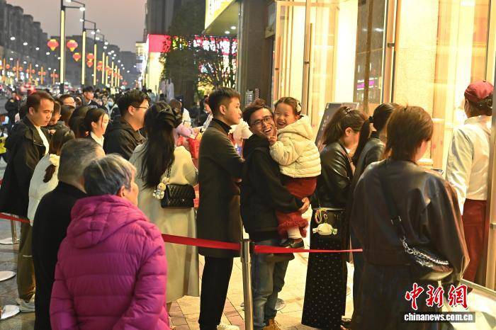 英格兰联赛
_安徽广德“三件套”出圈 江浙等地游客排队打卡