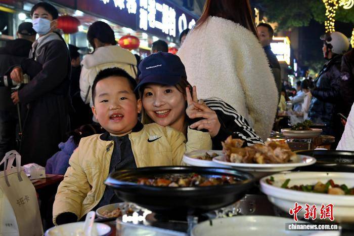 英格兰联赛
_安徽广德“三件套”出圈 江浙等地游客排队打卡